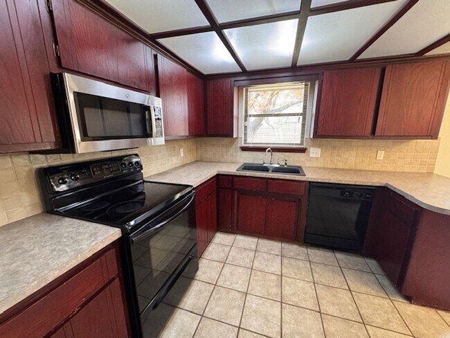 Building Photo - 3 bed, 2 bath ,fenced back yard in Moore Schools, ready for move in!