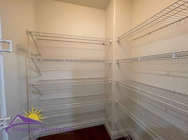 Building Photo - Spacious 5 Bed 3 Bath 2,136 Sq. Ft. Sheldo...