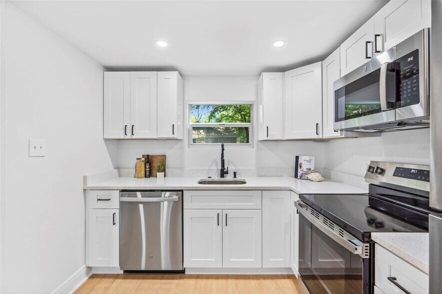 Building Photo - 1517 E Giddens Ave