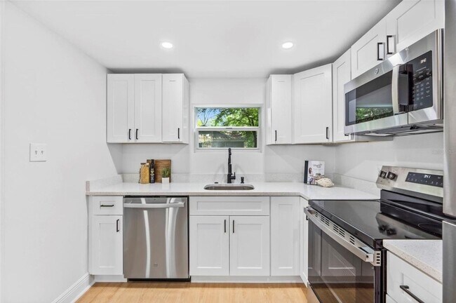 Building Photo - Modern 2-Bedroom Duplex w/ BRAND NEW Washer & Dryer – Quiet, Safe Area in Seminole Heights