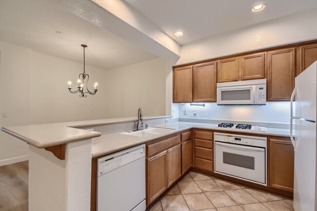 Building Photo - Spectrum Center, 2 Bed | 2 Bath Single Lev...