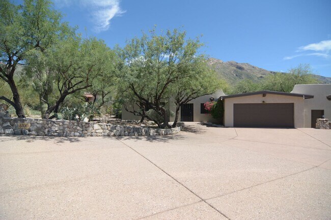 Building Photo - Well Maintained 3 Bedroom 2 Bath Home! Located in a Desirable North Tucson Location! Short Term R...