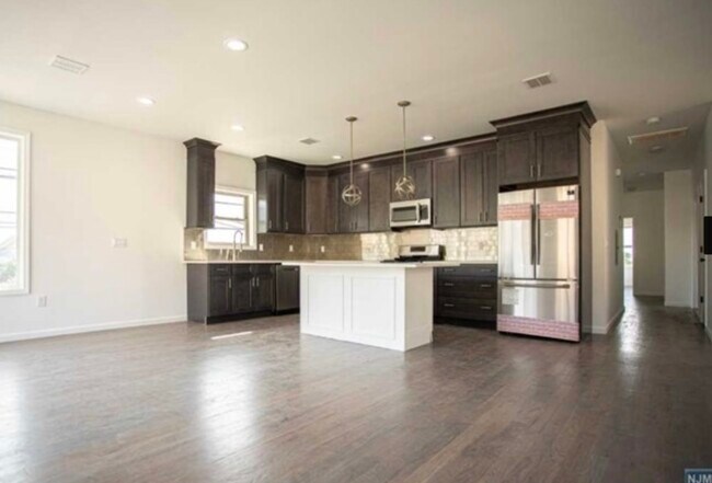 Building Photo - 5105 Meadowview Ave
