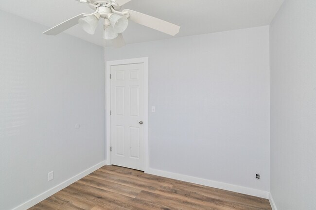 Building Photo - 814 Carson Dr