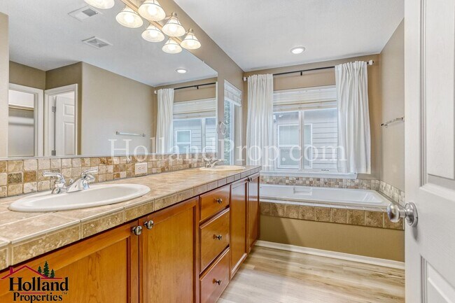 Building Photo - Impressive 4 bedroom home in Hillsboro