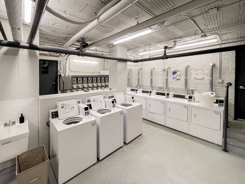 Building Photo - 559 W Cornelia Ave