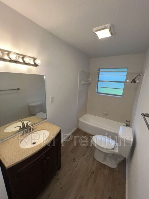 Building Photo - 464 Wilton Dr