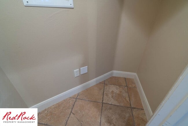 Building Photo - 3 Bedroom Townhome In Southgate Community