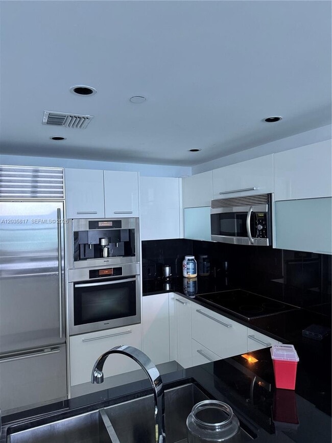 Building Photo - 17121 Collins Ave