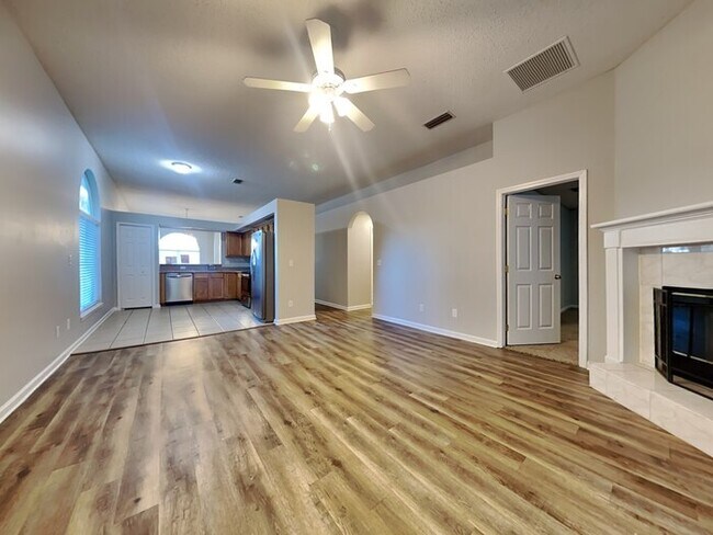 Building Photo - 4-bed, 2-bath home in Sheffield Oaks