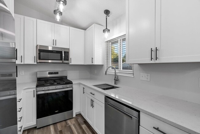 Building Photo - Luxury Remodeled 3Bed/2Bath w/ Finished Ba...
