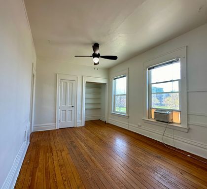 Building Photo - Charming Second Floor Unit with Off-Street Parking