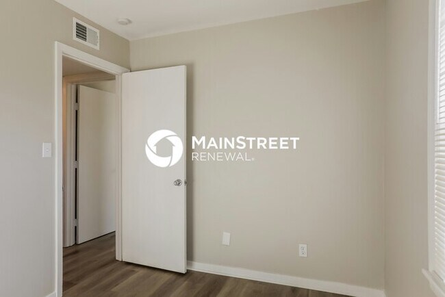 Building Photo - 3 Bedroom Pet-Friendly Home in OVERLAND PA...