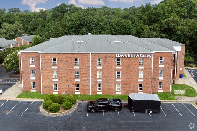 Building Photo - The Inn and Suite Apartments
