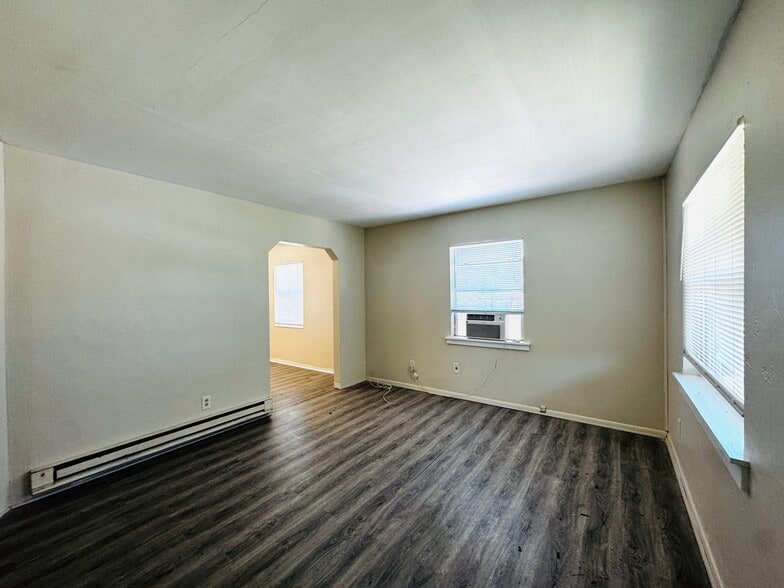 Building Photo - 2 Bed/1 Bath - Unit B