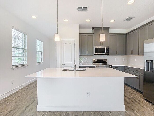 Building Photo - Gorgeous 3/2 Modern Home with a 2 Car Gara...