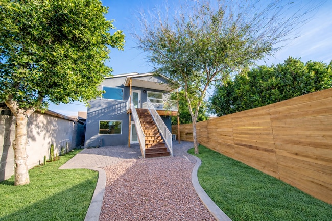 Building Photo - 1514 E Clarendon Ave