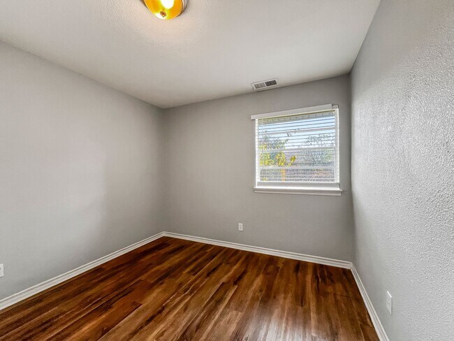 Building Photo - Charming 3-Bed Home in North Ridge Estates Mesquite