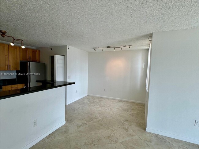 Building Photo - 19999 E Country Club Dr