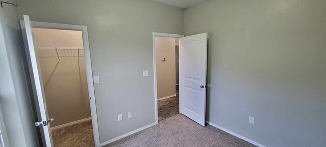 Building Photo - Beautiful property with granite countertops!