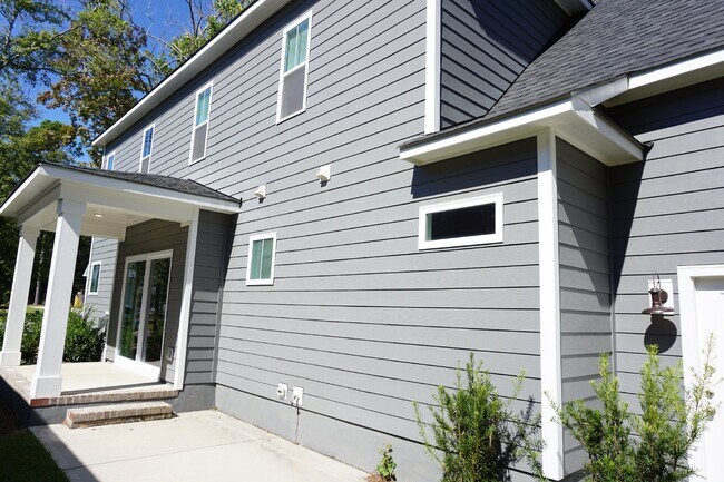 Building Photo - 4BR/3.5BA Home in the Gated Community of R...
