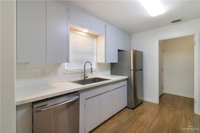 Building Photo - 14 E Walnut Ave