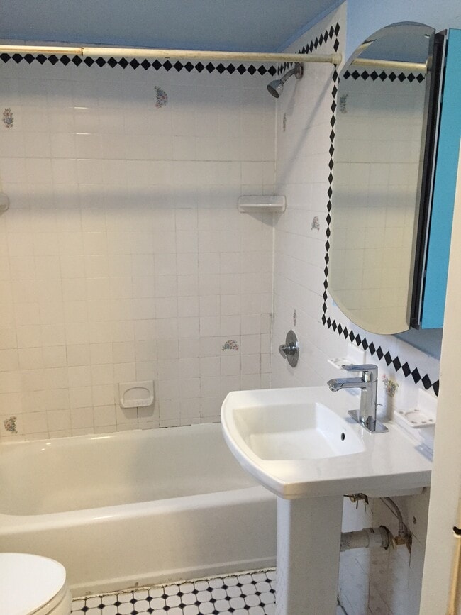 Building Photo - 17 Stratton Ter