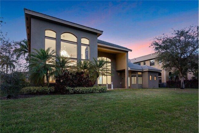 Building Photo - 10546 Versailles Blvd