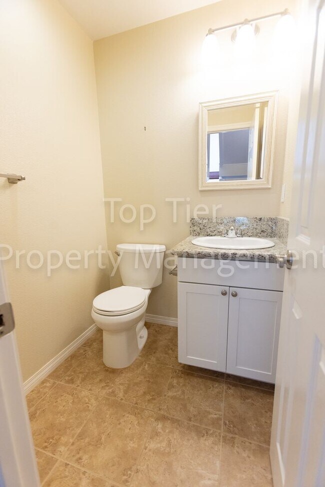 Building Photo - Beautiful 2 bed, 2.5 bath, 1373 sqft Townh...