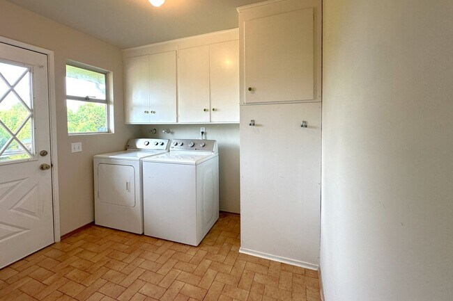 Building Photo - 3 bd Rambler in View Ridge Neighborhood