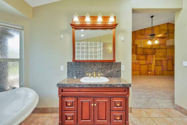 Building Photo - 1307 E Treasure Cove Dr