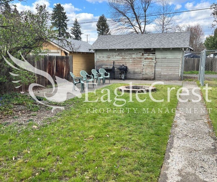 Building Photo - Charming 3BR Home with Spacious Yard & Bonus Living Space