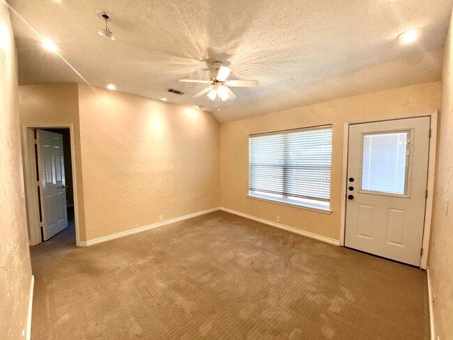 Building Photo - Introducing this inviting 3-bedroom, 2-bat...