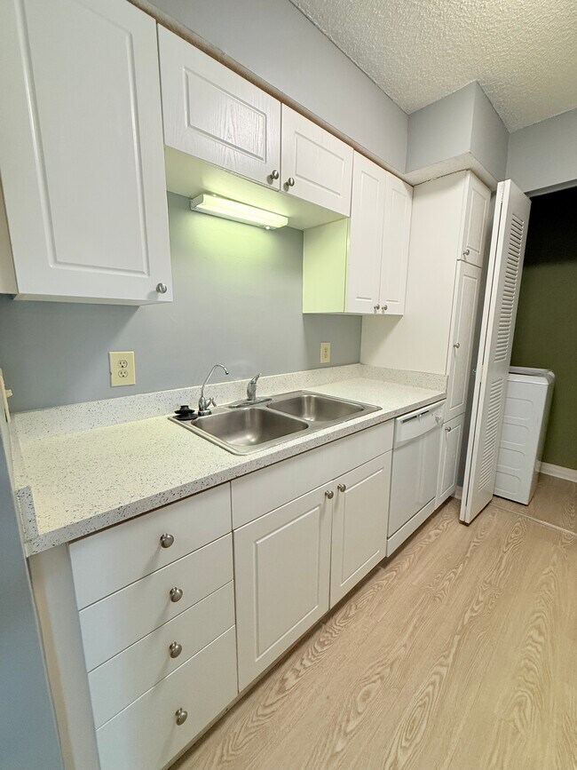 Building Photo - 10200 Belle Rive Blvd