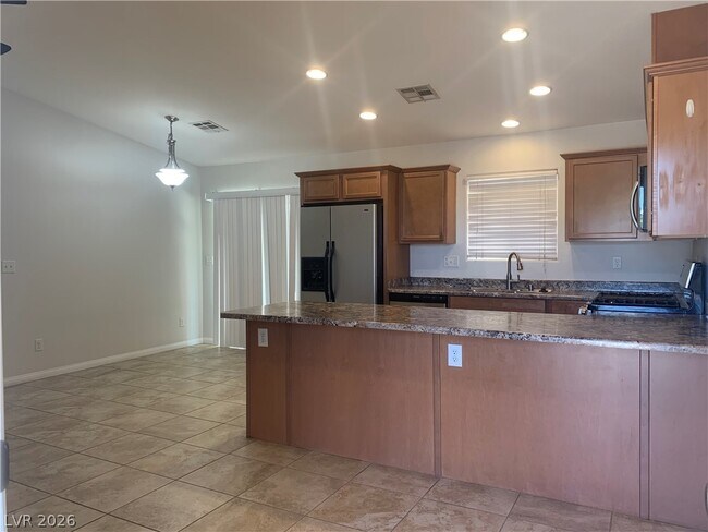 Building Photo - 548 Zuber Ave