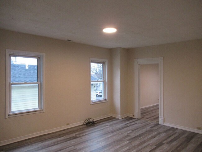 Building Photo - 3 br, 1 bath House - 551 East 12th