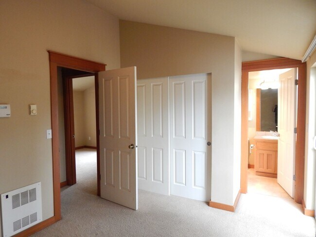 Building Photo - Spacious 3 Bed / 3 Bath Home with 1-Car Garage