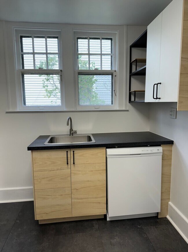 Building Photo - 845 E University Ave