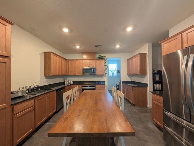 Building Photo - Newer 2 bedroom 2 bath home available!