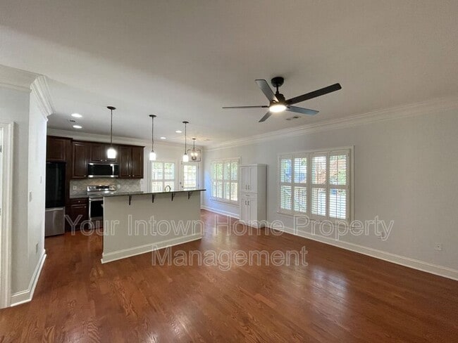 Building Photo - 652 Irwin St NE