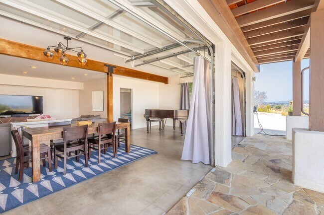 Building Photo - Spectacular Furnished 4 Bedroom/ 3 Bath Mid-Century Modern Retreat in Encinitas