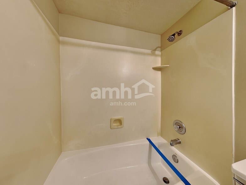 Building Photo - 4154 Westlake Dr