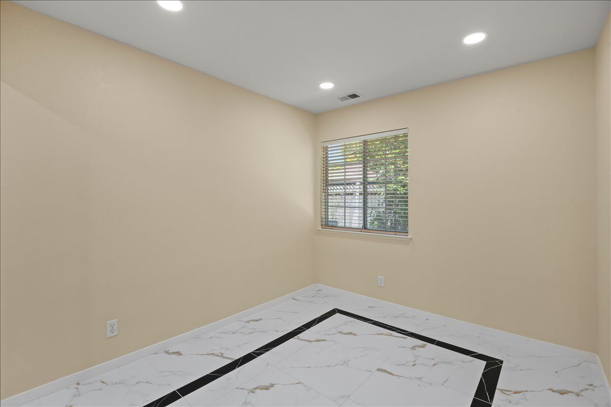 Building Photo - 38806 Litchfield Cir