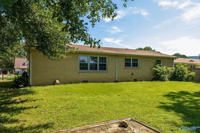 Building Photo - 904 SE Chatterson Rd