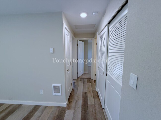 Building Photo - 119 SE Sweetbriar Ln