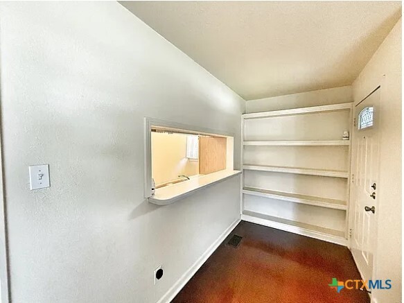 Building Photo - 460 Comal Ave