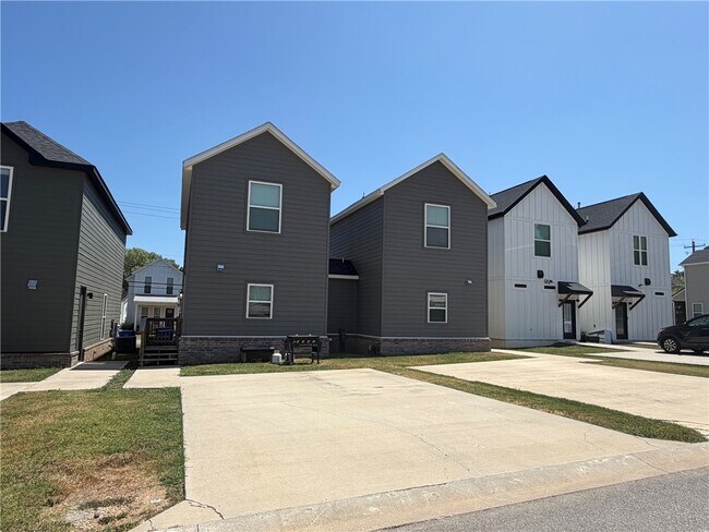 Building Photo - 1365 S Duncan Ave