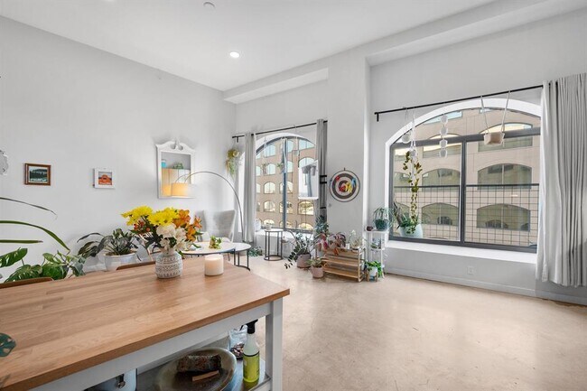 Building Photo - 507 Sabine St