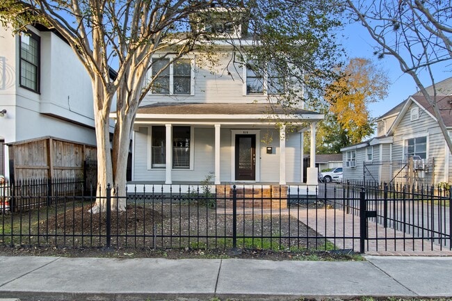 Traditional Heights home, original to the neighborhood, fully fenced all around - 515 W 17th St