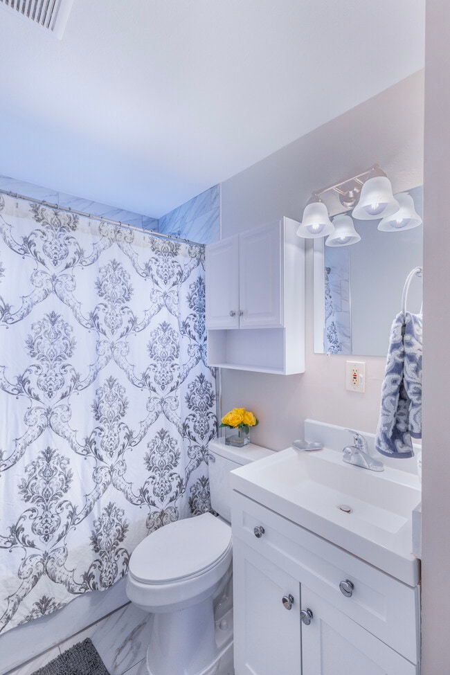 Building Photo - 7739 Peach Tree Ln